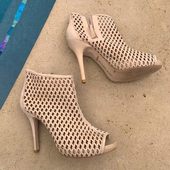 Gianni Bini 5 inch stiletto, open toe, booties, cream beige color in size 8 1/2 - Picture 2 of 12